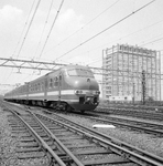151882 Afbeelding van het electrische treinstel nr. 517 (mat. 1964, plan T) van de N.S. bij het N.S-station Amsterdam ...